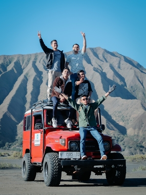 越野车自驾旅行人物摄影图片